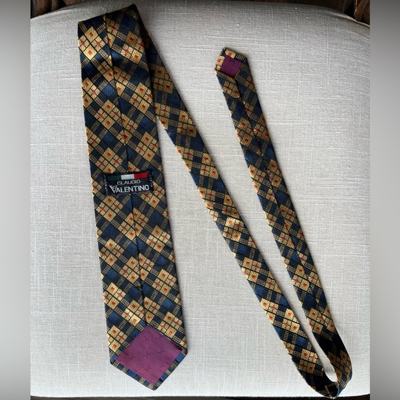 2/$25💙Vintage Claudio Valentino Man Silk Tie - Picture 3 of 4